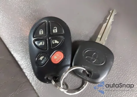 2008 Toyota Sienna Limited z USA, uszkodzony, nr VIN 5TDBK22C68S017979